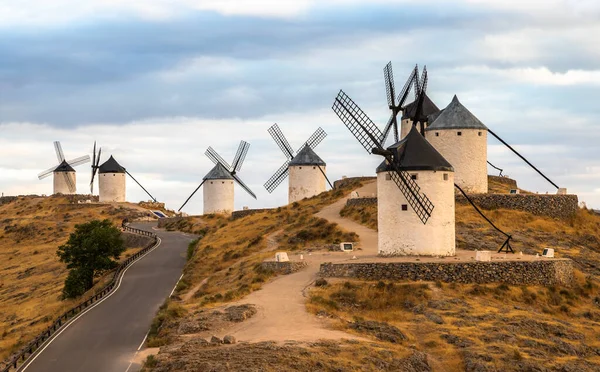 Прекрасна Експозиція Вітряних Млинів Консуегра Світанку Розташована Кастилія Манча Іспанія — стокове фото