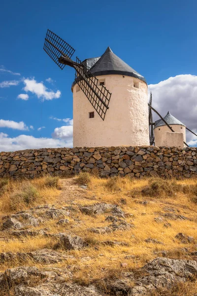 Прекрасна Експозиція Вітряних Млинів Консуегра Світанку Розташована Кастилія Манча Іспанія — стокове фото