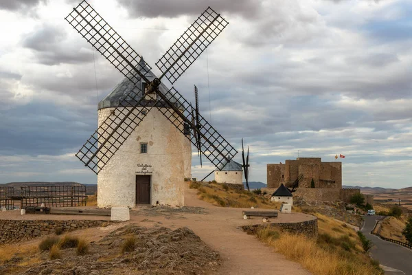 スペインのカスティーリャ マンチャ州にあるサンライズにあるConsuegraの風車の美しい露出 — ストック写真