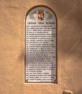 Duvardaki fayanslar, İspanya 'nın Cartagena kentinin ana tarihini gösteriyor..
