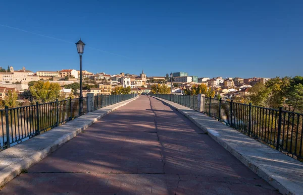 stock image Beautiful panoramic view of Zamora roman bridge called Puente de Piedra, during Autumn season, on the Douro River, in Spain.