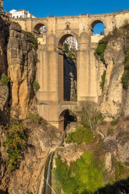 Güneş batmadan hemen önce Ronda Köprüsü 'nün güzel bir görüntüsü bu muhteşem mühendislik çalışmasını gösteriyor. Güzelliği ve muhteşem manzarası nedeniyle turistler arasında her zaman çok popüler olmuştur..