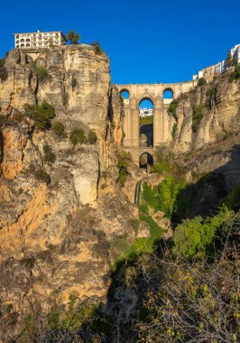 Güneş batmadan hemen önce Ronda Köprüsü 'nün güzel bir görüntüsü bu muhteşem mühendislik çalışmasını gösteriyor. Güzelliği ve muhteşem manzarası nedeniyle turistler arasında her zaman çok popüler olmuştur..