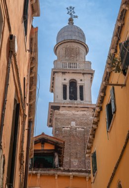 Venedik 'te, Calle Fianco de la Scoula' dan Chiesa Parrocchiale di San Pantalon Kulesi 'nde yapılan portre bu muhteşem şehrin güzel manzaralarını gösteriyor..