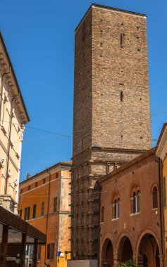 Ravenna, İtalya 'daki Ponte Marino' dan Yaslanma Kulesi 'nin Dışındaki Portre - Torre Civica