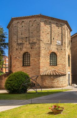 Battistero Neoniano 'nun dikey dışa vurumu, antik Roma dini binası ve İsa' nın dirilişi katedrali, Ravenna, İtalya 'daki Piazza Arcivescovado' dan, güneşli bir günde bu muhteşem şehrin güzel manzaralarını gösteriyor.