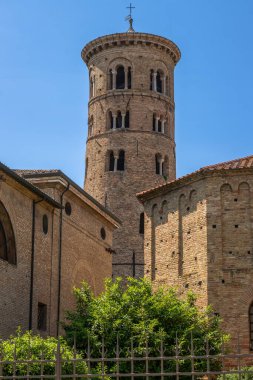 Battistero Neoniano 'nun dikey dışa vurumu, antik Roma dini binası ve İsa' nın dirilişi katedrali, Ravenna, İtalya 'daki Piazza Arcivescovado' dan, güneşli bir günde bu muhteşem şehrin güzel manzaralarını gösteriyor.