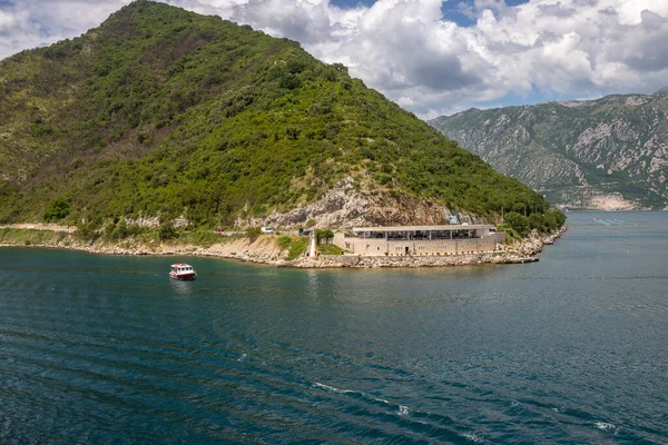 Ekspozycja Krajobrazu Odbywa Się Statku Wycieczkowego Pokazującego Wejście Zatoki Kotor — Zdjęcie stockowe