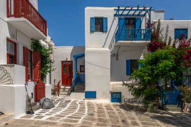 Mykonos adasının mimarisi. Eski binalar, güneşli bir günde bu muhteşem adayı gösteriyor.