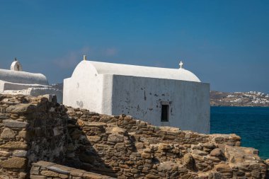 Mykonos adasının mimarisi. Eski binalar, güneşli bir günde bu muhteşem adayı gösteriyor.