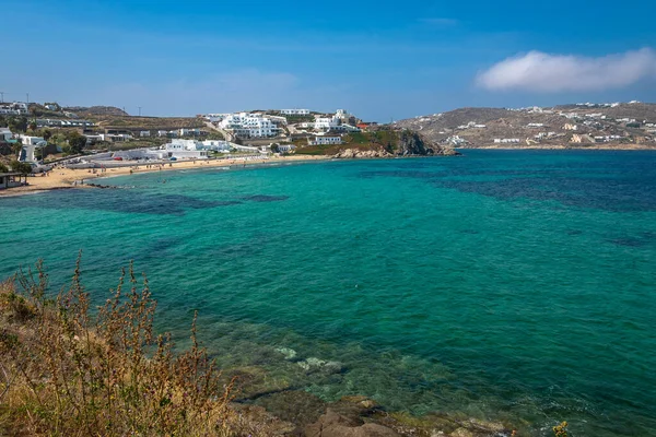 ミコノス島の海の露出 この壮大なギリシャの島の美しい緑の水を示しています — ストック写真