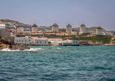 Mykonos Limanı 'ndan çekilen Mykonos' un manzarası, güneşli bir günde bu muhteşem adanın güzel manzaralarını gösteriyor.