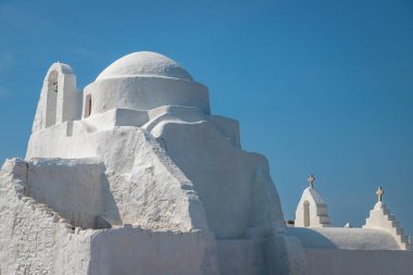 Mykonos adasının mimarisi. Eski binalar, güneşli bir günde bu muhteşem adayı gösteriyor.
