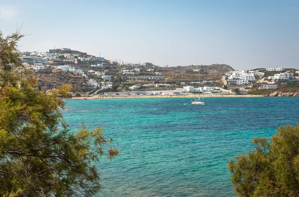 ミコノス島の海の露出 この壮大なギリシャの島の美しい緑の水を示しています — ストック写真