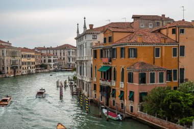 Venedik 'teki Büyük Kanal' a ve trafiğine maruz kalmak, güneşli bir günde bu muhteşem şehrin güzel manzaralarını göstermektedir..