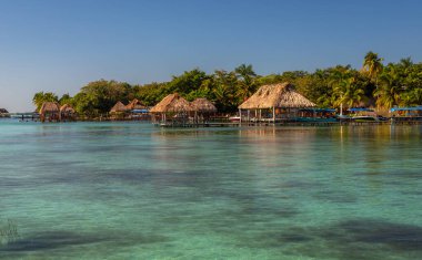 Laguna de Bacalar, Meksika 'nın Bacalar şehrinde bulunan Yedi Renk Gölü olarak da bilinir. Kristal berrak sular ve gölün beyaz kumlu tabanı su renginin değişen turkuaz, mavi ve derin tonlarına dönüşmesine neden olur. 