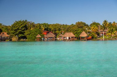 Laguna de Bacalar, Meksika 'nın Bacalar şehrinde bulunan Yedi Renk Gölü olarak da bilinir. Kristal berrak sular ve gölün beyaz kumlu tabanı su renginin değişen turkuaz, mavi ve derin tonlarına dönüşmesine neden olur. 