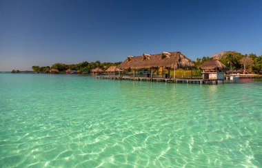 Laguna de Bacalar, Meksika 'nın Bacalar şehrinde bulunan Yedi Renk Gölü olarak da bilinir. Kristal berrak sular ve gölün beyaz kumlu tabanı su renginin değişen turkuaz, mavi ve derin tonlarına dönüşmesine neden olur. 