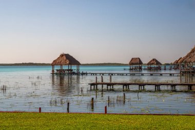 Laguna de Bacalar, Meksika 'nın Bacalar şehrinde bulunan Yedi Renk Gölü olarak da bilinir. Kristal berrak sular ve gölün beyaz kumlu tabanı su renginin değişen turkuaz, mavi ve derin tonlarına dönüşmesine neden olur. 