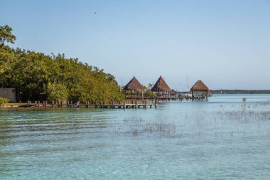 Laguna de Bacalar, Meksika 'nın Bacalar şehrinde bulunan Yedi Renk Gölü olarak da bilinir. Kristal berrak sular ve gölün beyaz kumlu tabanı su renginin değişen turkuaz, mavi ve derin tonlarına dönüşmesine neden olur. 