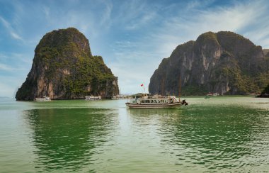 1600 kireçtaşı adasından bazılarının görüntüsü bir filmden fırlamış gibi görünüyor. UNESCO 'nun 1994 yılından bu yana Dünya Mirası Bölgesi çok çeşitli biyolojik çeşitliliğe sahip.