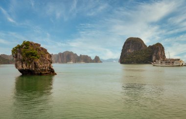 1600 kireçtaşı adasından bazılarının görüntüsü bir filmden fırlamış gibi görünüyor. UNESCO 'nun 1994 yılından bu yana Dünya Mirası Bölgesi çok çeşitli biyolojik çeşitliliğe sahip.