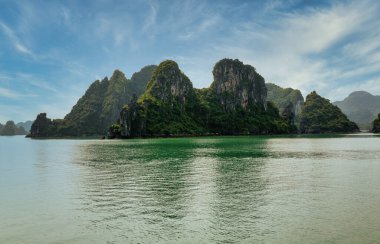 1600 kireçtaşı adasından bazılarının görüntüsü bir filmden fırlamış gibi görünüyor. UNESCO 'nun 1994 yılından bu yana Dünya Mirası Bölgesi çok çeşitli biyolojik çeşitliliğe sahip.