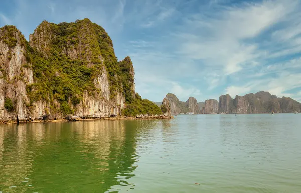 1600 kireçtaşı adasından bazılarının görüntüsü bir filmden fırlamış gibi görünüyor. UNESCO 'nun 1994 yılından bu yana Dünya Mirası Bölgesi çok çeşitli biyolojik çeşitliliğe sahip.