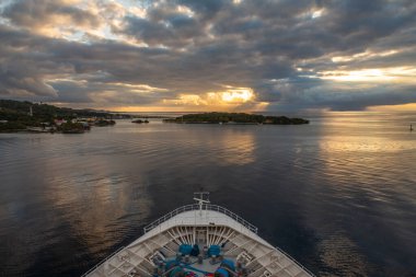 Güneş doğarken bir yolcu gemisinden alınan devasa Mezoamerikan Set Resifi 'nin bir parçası olan Karayip Körfezi' ndeki Roatan, Honduras 'ın güzel limanının görüntüsü..