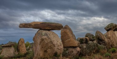 Çok bulutlu bir günde Portekiz 'de Castelo Branco yakınlarında modern Menhir teşhirciliği yapıldı. Menhir ile yolumuza tasarımcı ve peyzaj mimarı olarak başladık..