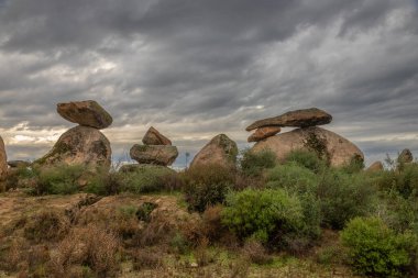 Çok bulutlu bir günde Portekiz 'de Castelo Branco yakınlarında modern Menhir teşhirciliği yapıldı. Menhir ile yolumuza tasarımcı ve peyzaj mimarı olarak başladık..