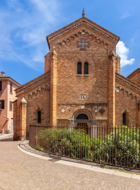 Bazilika Santuario Santo Stefano 'nun dikey pozu - Tamamlayıcı delle Sette Chiese, Şapel Kümesi, yüzyıllar boyunca inşa edilmiş mahzenler ve mahzenler, ortaçağ fresklerinin kalıntılarını sergiliyor.