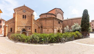Bazilika Santuario Santo Stefano 'nun Panoramik Maruz Kalması - Yüzyıllar boyunca inşa edilen kilise kümesi, mahzenler ve mahzenler, ortaçağ fresklerinin kalıntılarını sergiliyor.