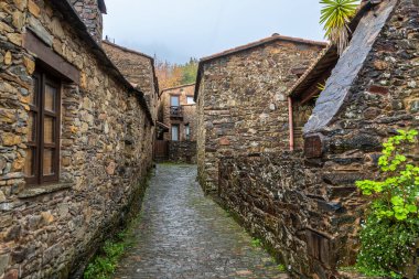 Portekiz 'in 27 Schist köyünden biri olan Gondramaz Caddeleri, geçitteki gelenek ve anıların korunması için kısmen ya da tamamen kurtarıldı..