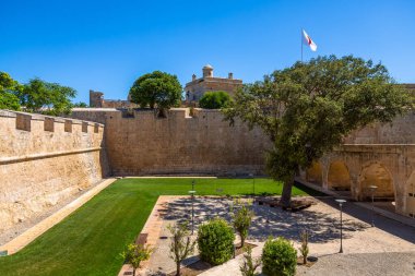 Mdina mimarisinin detaylı teşhirciliği. Mdina, ortaçağ ve barok mimarisi karışımında Avrupa 'nın eski ve duvarlarla çevrili bir şehrin en iyi örneklerinden biridir..