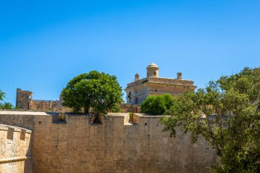 Mdina mimarisinin detaylı teşhirciliği. Mdina, ortaçağ ve barok mimarisi karışımında Avrupa 'nın eski ve duvarlarla çevrili bir şehrin en iyi örneklerinden biridir..