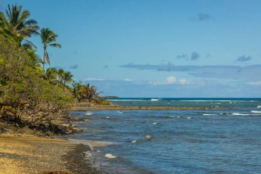 Oahu adasının doğu kıyısı boyunca güzel Hawaii denizi, kıyı ve dağları görünüyor.