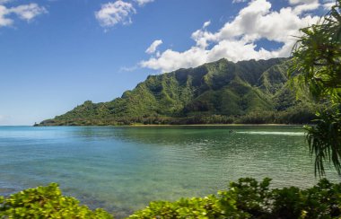 Oahu adasının doğu kıyısı boyunca güzel Hawaii denizi, kıyı ve dağları görünüyor.