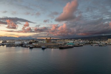 Honolulu limanından Honolulu, Hahu adası, Hawaii 'ye gelen inanılmaz bir gün batımı görüntüsü..