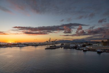 Honolulu limanından Honolulu, Hahu adası, Hawaii 'ye gelen inanılmaz bir gün batımı görüntüsü..