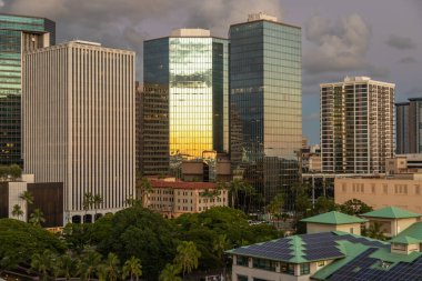 Honolulu limanından Honolulu, Hahu adası, Hawaii 'ye gelen inanılmaz bir gün batımı görüntüsü..