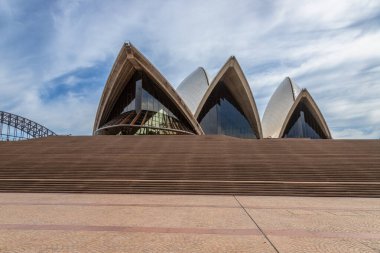 Sydney Opera Salonu 'nun zemin katındaki muhteşem manzarası turistler olmadan, bu İkonik Performans Salonu' nun muhteşem mimarisini gösteriyor, muhtemelen dünyanın en tanınmış binası..