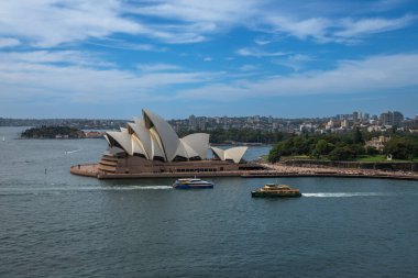 Sydney 's Opera Binası' nın Sydney Limanı Köprüsü 'nden muhteşem manzarası. Bu Iconic Performans Salonu' nun muhteşem mimarisini gösteriyor. Muhtemelen dünyanın en tanınmış binasıdır..
