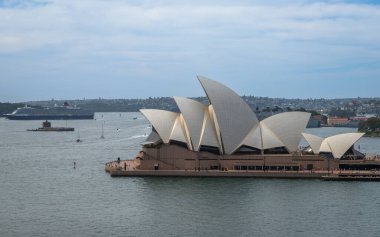 Sydney 's Opera Binası' nın Sydney Limanı Köprüsü 'nden muhteşem manzarası. Bu Iconic Performans Salonu' nun muhteşem mimarisini gösteriyor. Muhtemelen dünyanın en tanınmış binasıdır..