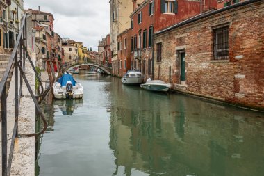 Venedik su kanalları eski mimari ve tekneleri gösteriyor. Güneşli bir günde çekilen bu muhteşem şehrin güzel manzaralarını gösteren.