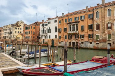 Venedik su kanalları eski mimari ve tekneleri gösteriyor. Güneşli bir günde çekilen bu muhteşem şehrin güzel manzaralarını gösteren.