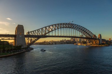 Sydney, New South Wales, Avustralya 'daki ünlü Harbour Köprüsü' nün muhteşem günbatımı..