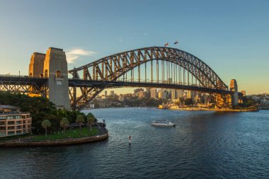Sydney, New South Wales, Avustralya 'daki ünlü Harbour Köprüsü' nün muhteşem günbatımı..