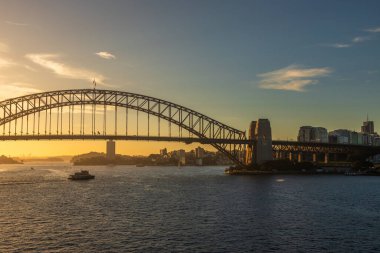 Sydney, New South Wales, Avustralya 'daki ünlü Harbour Köprüsü' nün muhteşem günbatımı..