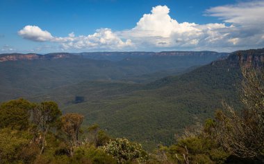 Lincoln 's Rock, Wentworth Falls' tan ikonik Mavi Dağlar 'ın günlük görüntüsü Jamison Vadisi' nin ve ötesinin, Batı Sydney, NSW, Avustralya 'nın geniş bir görüntüsünü sunuyor.